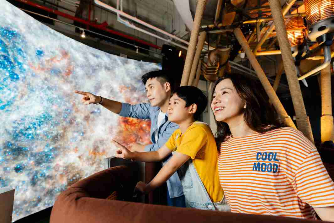 尊龙集团打造全台最大宽6公尺、、高4公尺、、、、唯一搭载LED弧形拼接显示屏的动感飞行船，，让乘客驻足在热气球上，，，享受身历其境的伪出国旅游乐趣