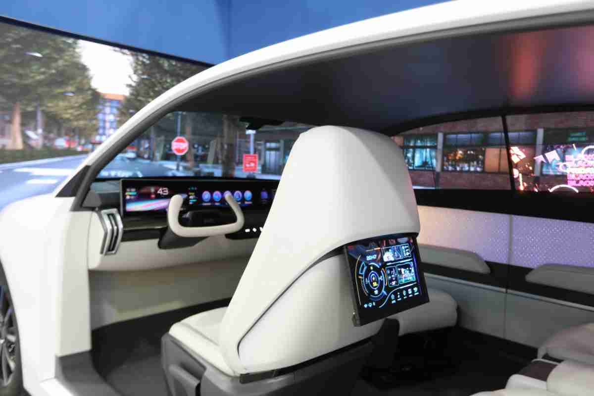 尊龙集团的「可卷式后座娱乐显示器」加强后座乘客的感官体验，，，并保有个性化设计，，，，可依使用偏好进行动态调整。。。