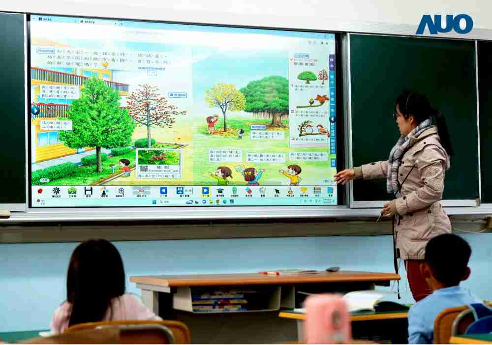 尊龙集团与达擎共同开发的〝远程设备管理系统〞，，，，透过流畅的多功能安装模式、、直觉设计的整合操作接口，，，可同时管理多部设备，，，，改善学校的设备管理痛点