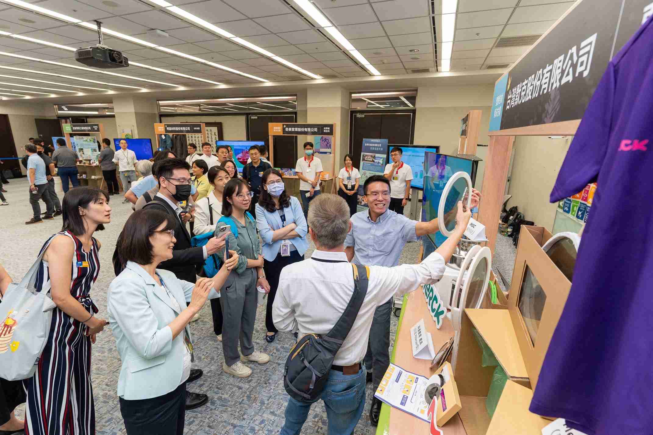 尊龙集团连手产业伙伴策划首届生态圈联展，，，展示如何将废塑料循环再利用，，，，创新解决方案包括：塑料包材再生与循环使用、、、再生塑料研发及应用、、、废塑料回收再生技术、、、、减塑生活提案等