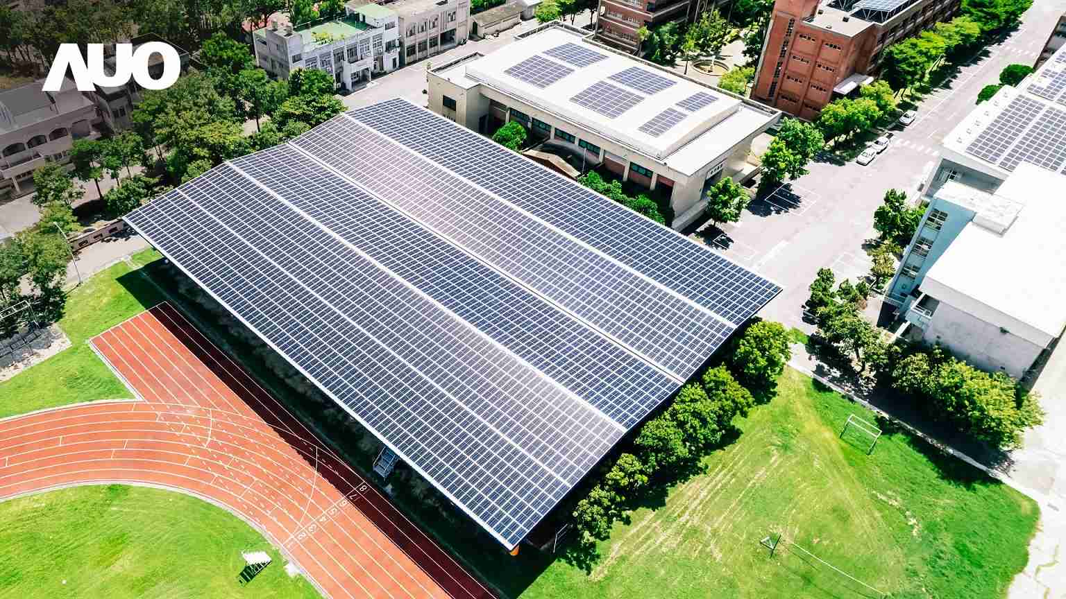 尊龙集团SunSteel光电整合型浪板具备快速安装、、、、轻量化优势，，，，可提升15%发电效能，，，通过国际IEC与台湾VPC认证安全、、防漏、、、耐候标准