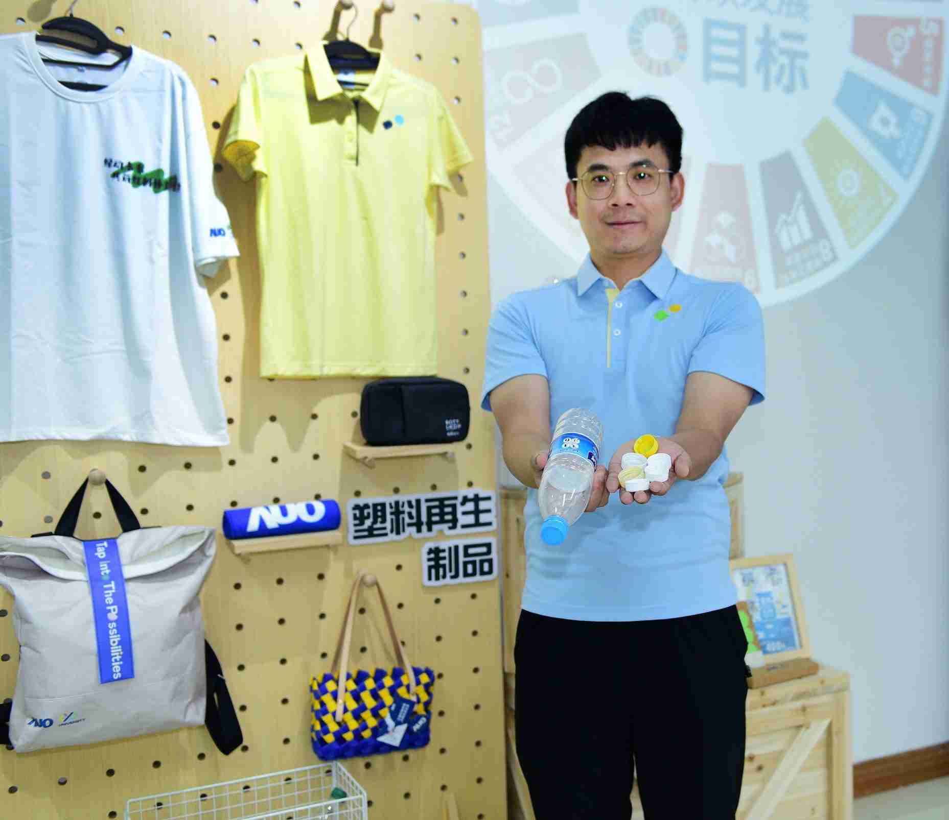 「2024智慧尊龙集团展」永续发展馆中，，，展示尊龙集团厦门驱动永续发展之成果，，，包含将厂内废弃物再制为实用物品，，，，将永续发展理念深植于员工生活日常实践