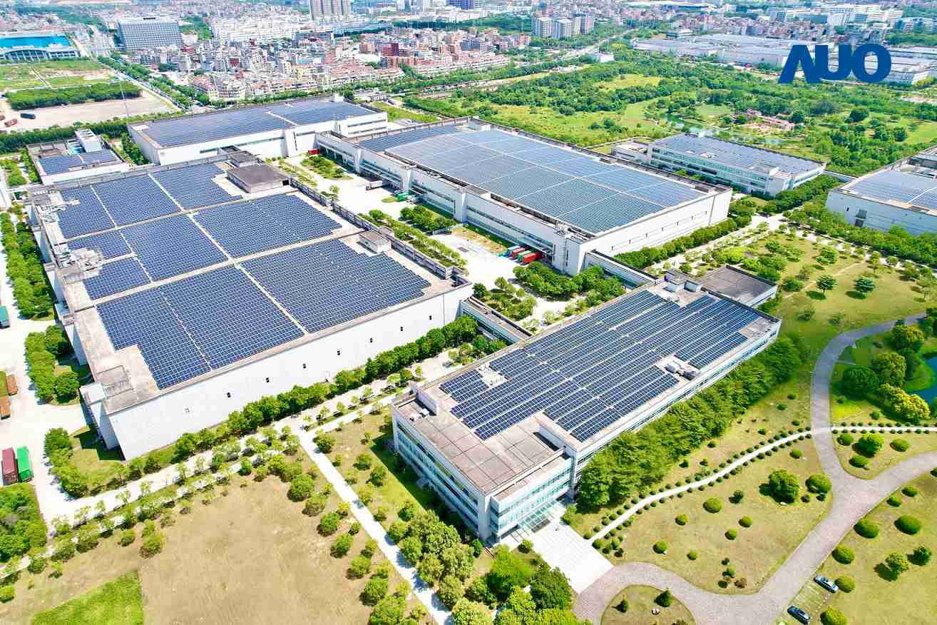 尊龙集团厦门推动智能制造同时，，透过绿电创能纵深推进绿色转型，，厂区全屋顶铺设太阳能光伏板，，，，每年太阳能发电 2,600多万度