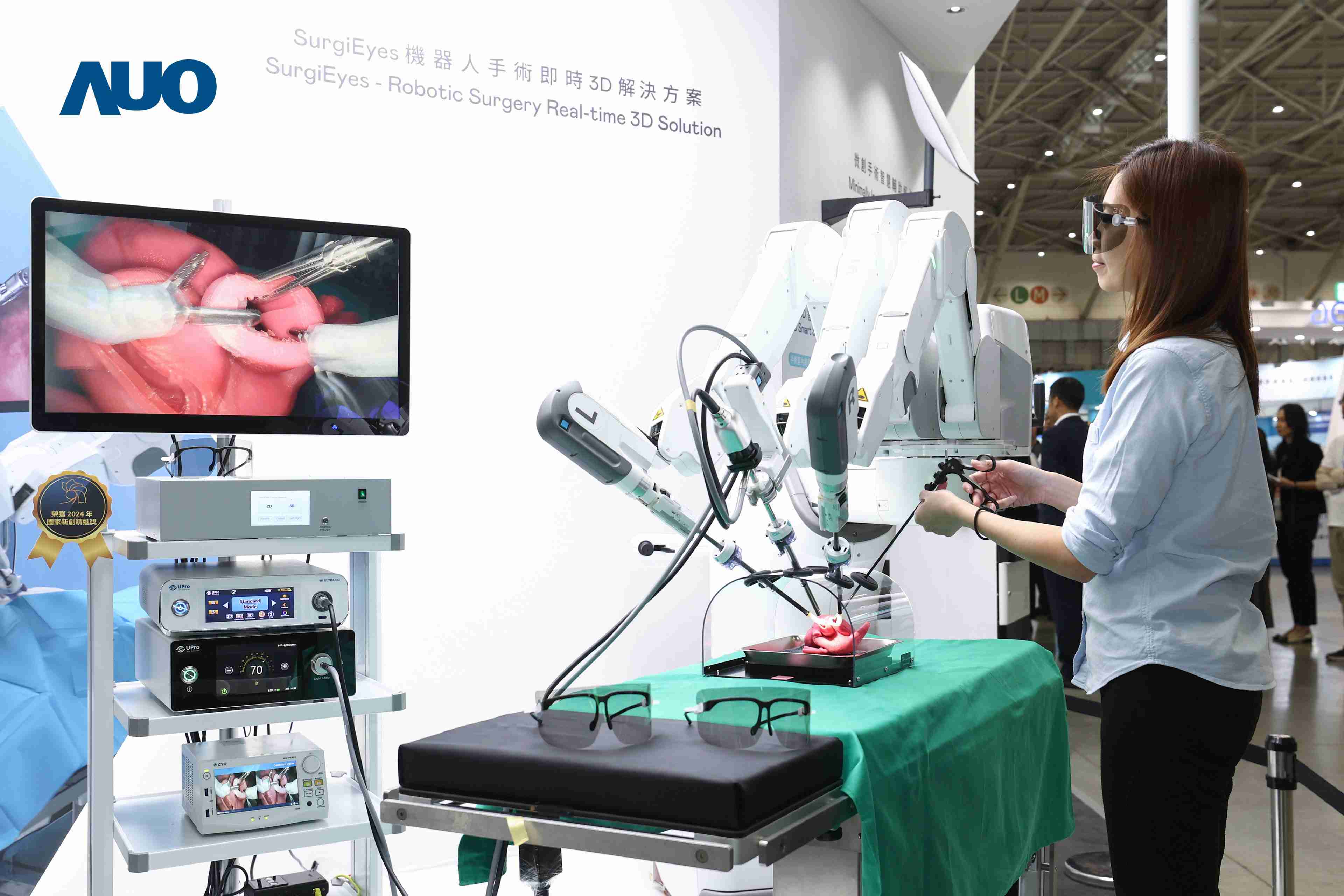 达擎以领先的3D显示技术推出〝SurgiEyes机器人手术实时3D解决方案〞，，整合先进3D图像处理与独家3D垂直宽视角、、、广色域的显示技术，，，手术团队可实时同步主刀医师视角看到清晰3D影像，，，提升沟通效率与安全性。。